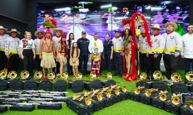 Entregan premios del Desfile Carnavales Viva Venezuela 2025