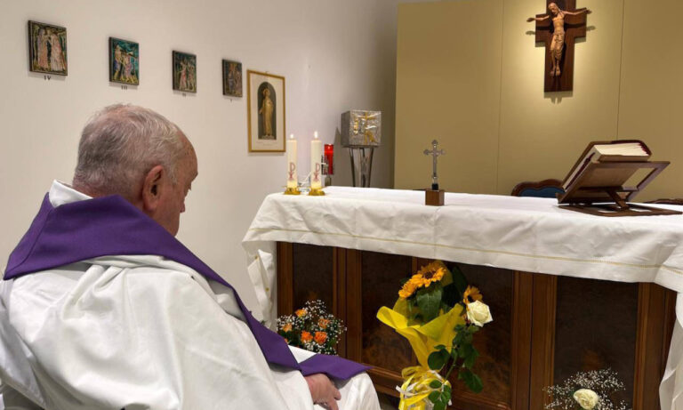 El Vaticano publica la primera foto del Papa tras un mes hospitalizado