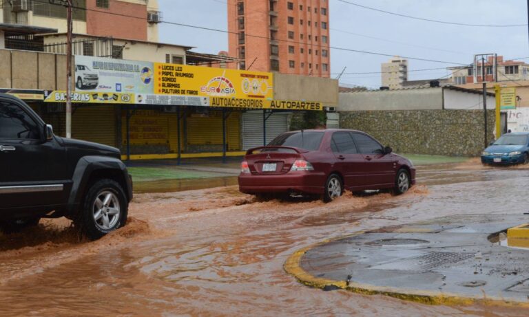 Aguacero deja transformadores eléctricos averiados en Maracaibo