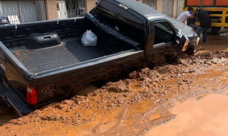 Camioneta se atasca en calle de La Coromoto que colapsó por la lluvia