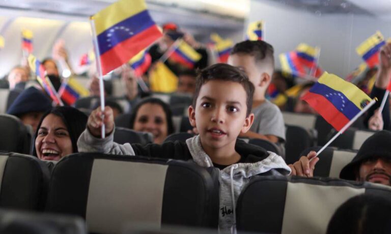 Más de 20 niños vuelven solos al país en vuelo de repatriación desde México