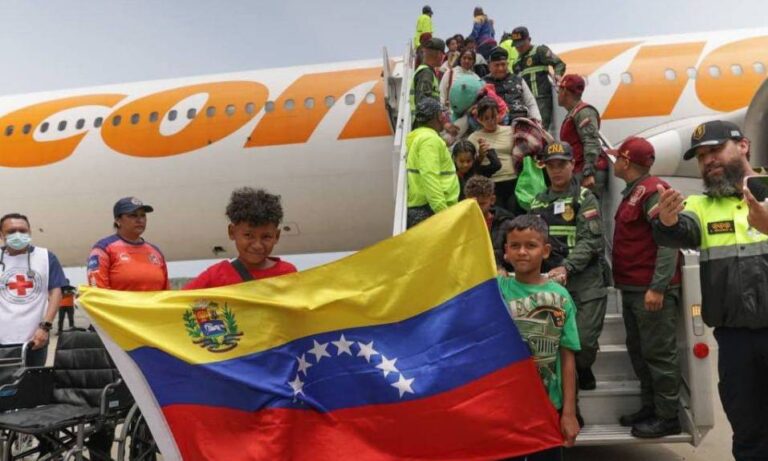 Revelan que vuelo de repatriación trajo a más de 90 niños