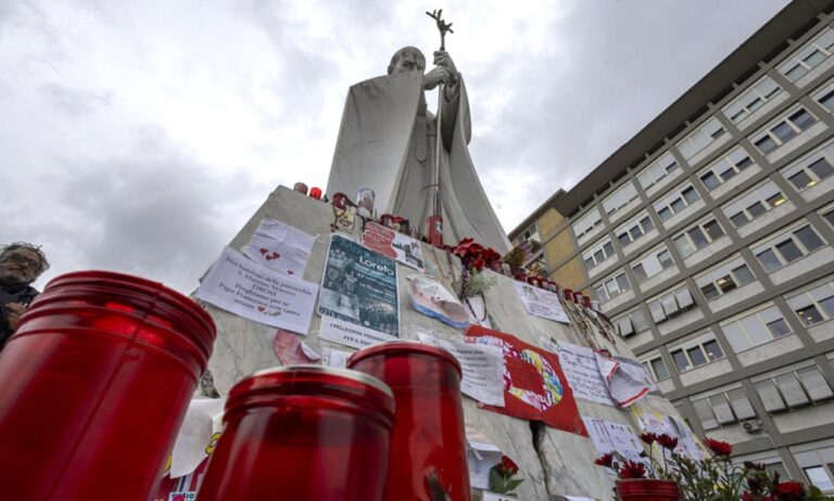 Radiografía de tórax confirma mejoría del papa Francisco