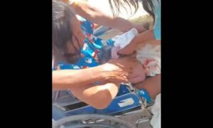 Mujer da a luz en las afueras del Materno Infantil Raúl Leoni
