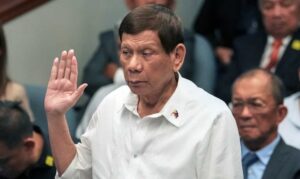 Hija del expresidente filipino Duterte asegura que trasladan a su padre a La Haya