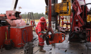Bloomberg: Venezuela cerraría pozos petroleros por depósitos llenos y bloqueo de buques