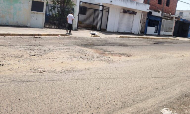 Vecinos de San Jacinto piden asfaltado tras colapso de calle por la lluvia