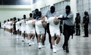 Denuncian aislamiento total de venezolanos detenidos en El Salvador