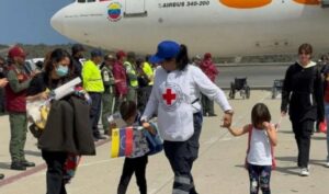 Anuncian nuevo vuelo con migrantes venezolanos, uno con código rojo
