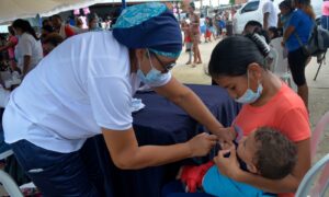 Gobernación mantiene programas de vacunación en la parroquia Francisco Eugenio Bustamante