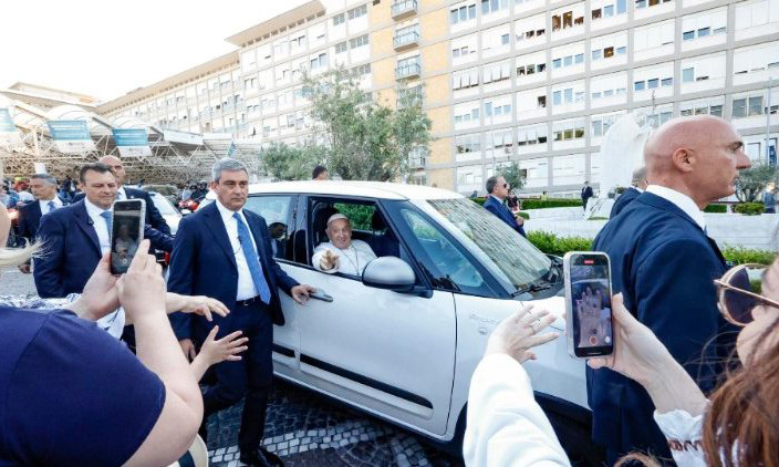 El Papa será dado de alta mañana y continuará de reposo al menos dos meses