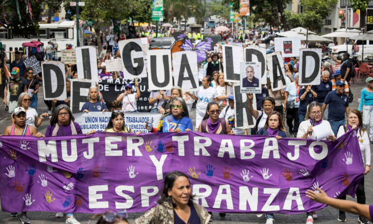 Mujeres marchan en Caracas para exigir mejores salarios y protección contra la violencia