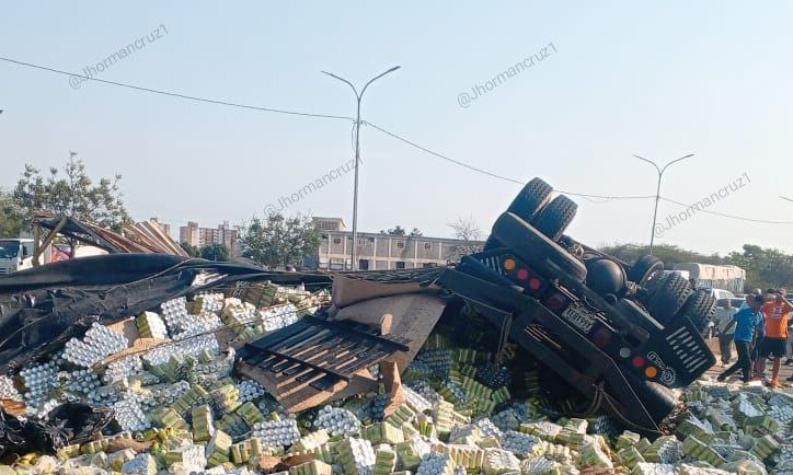 Camión de carga se vuelca en la Circunvalación 1