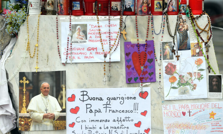 El Papa sigue en terapia hospitalaria y prepara la homilía del domingo