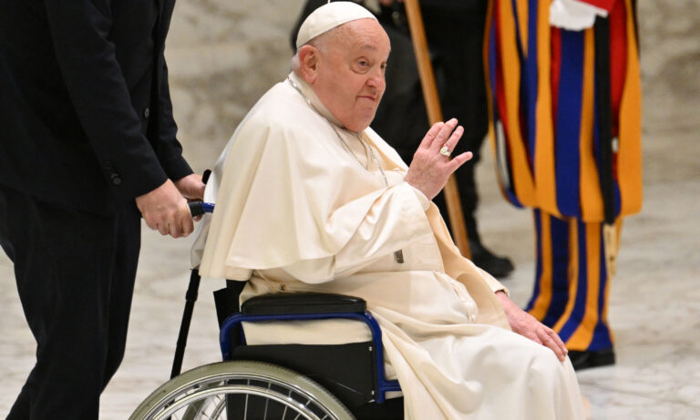 El Papa recibe a autoridades vaticanas y sigue en reposo con buen ánimo