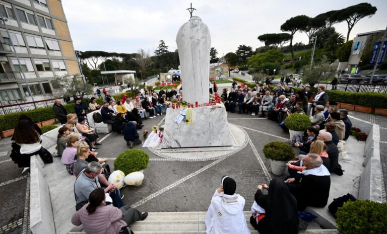 Continúa la ligera mejoría del Papa: sigue estable