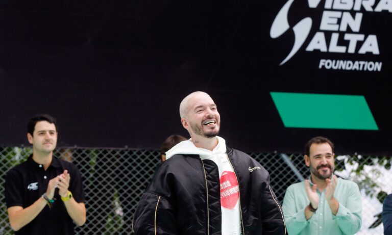 J Balvin inaugura una cancha de fútbol en Medellín