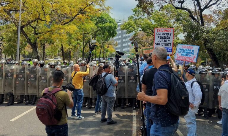 Registran presencia policial frente a la UCV por protesta de docentes y trabajadores