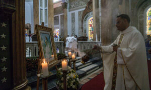 Marabinos honran al papa Francisco en la Basílica
