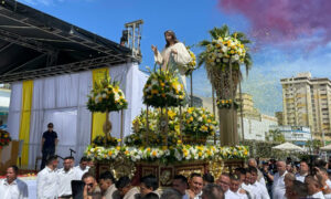 Fieles participan masivamente en la 28 Caminata de la Misericordia