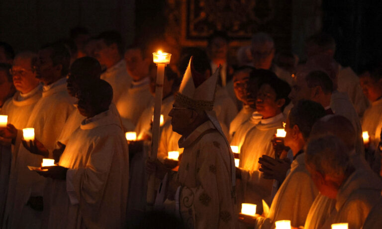 El Papa pide en la Vigilia traer esperanza mientras soplan «tantos vientos de muerte»