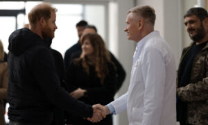 Príncipe Harry visita un centro de heridos de guerra en Ucrania