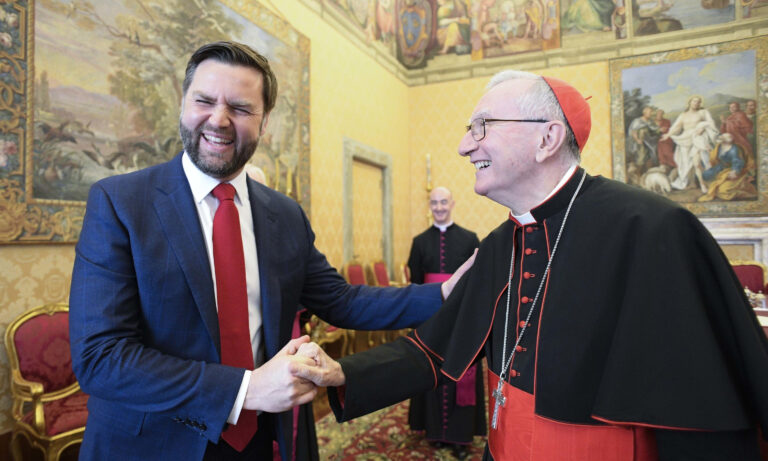 Vance y el secretario de Estado vaticano abordan la situación de migrantes y presos