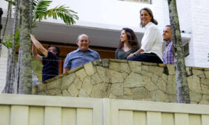 Cruz Roja brinda asistencia médica a opositores asilados en la embajada argentina