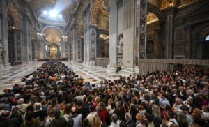 Unas 250.000 personas dicen último adiós a Francisco antes del funeral