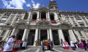 Miles de fieles se despiden del Papa emocionados ante Santa María la Mayor