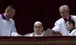 El Papa reaparece para el Urbi et Orbi y condena “la carrera de rearme”