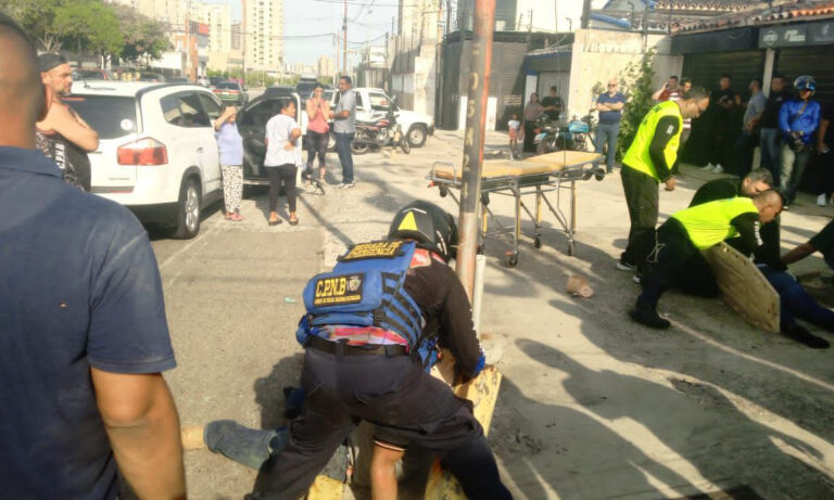 Pareja de motorizados resulta herida tras chocar contra camioneta