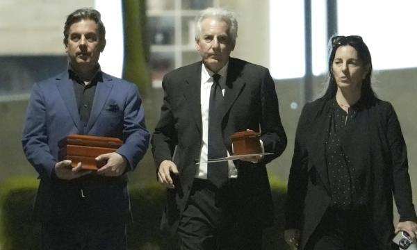 Restos de Mario Vargas Llosa son cremados y entregados a sus tres hijos