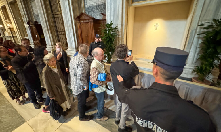 Más de 30.000 fieles visitan la tumba de Francisco en Santa María la Mayor