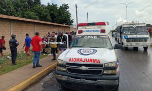 Dos motorizados heridos tras chocar con un carro en la vía a La Cañada