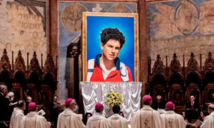 El Vaticano suspende canonización de Carlo Acutis tras muerte del Papa
