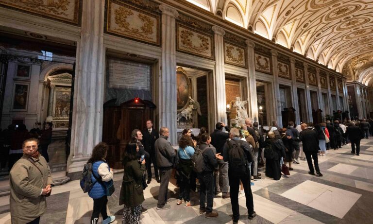 Más de 70.000 personas visitan la tumba de Francisco desde el domingo