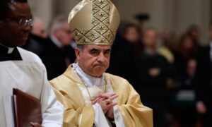 Cardenal Becciu no participará en el cónclave por “voluntad” del papa Francisco