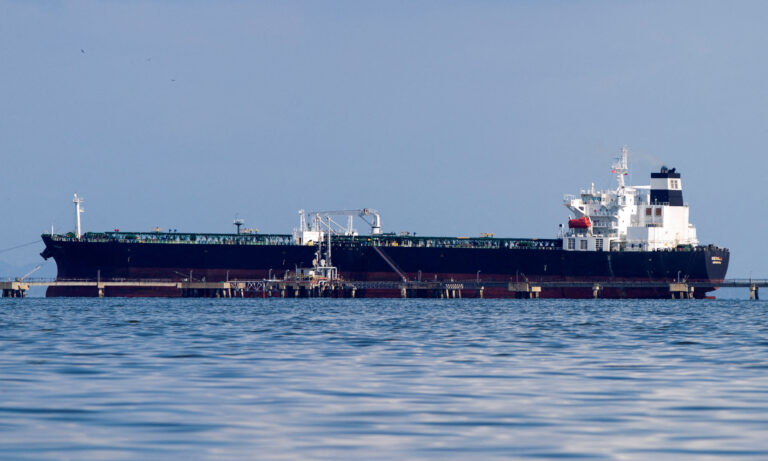 Buque de Chevron está cerca de descargar 500.000 barriles de petróleo en Amuay