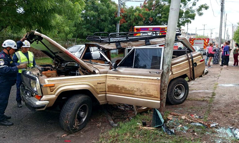 Choque de camioneta contra poste eléctrico deja 5 heridos en Cabimas