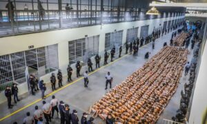 Informe revela torturas y abusos sexuales contra venezolanos en El Salvador