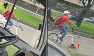 Ciclista reemplaza rueda por patín para rodar por las calles de Bogotá