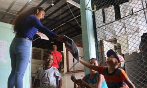 Maestros mexicanos dan clases a niños migrantes varados, entre ellos venezolanos