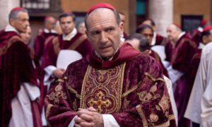 “Cónclave” sube en 283 % sus vistas tras muerte del Papa