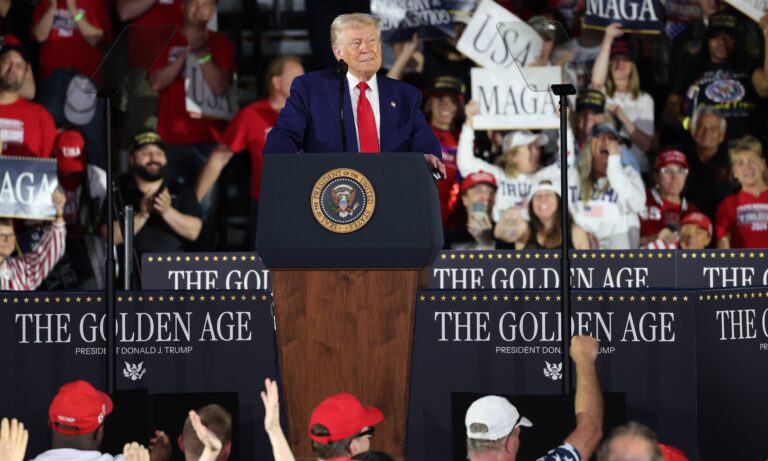 Trump celebra 100 días en el poder con multitudes de Míchigan