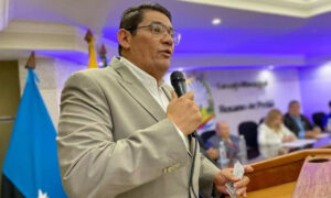 Ely Ramón Atencio es candidato a la Gobernación del Zulia por AD intervenido