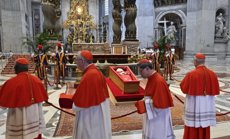 Fieles dan el último adiós al papa Francisco en la basílica de San Pedro