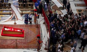 Más de 20.000 fieles despiden a Francisco en su primer día en capilla ardiente