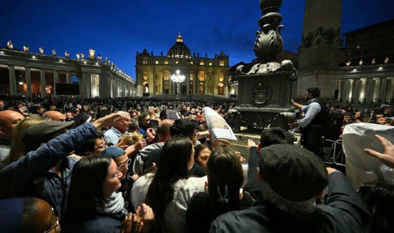 Fieles se despedirán del Papa hasta el viernes en horarios hasta la medianoche