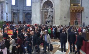 Unas 150.000 personas despiden a Francisco en la basílica de San Pedro